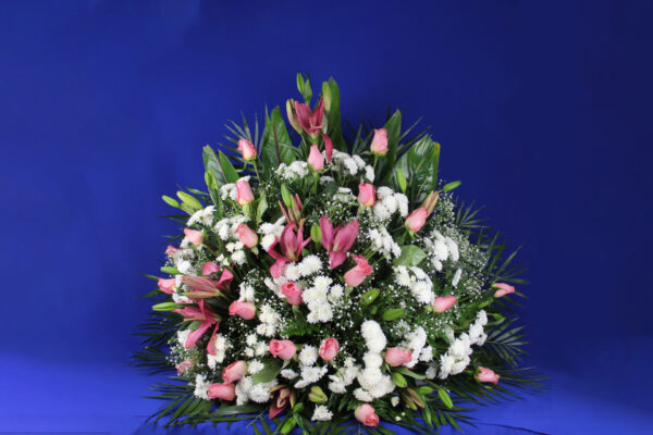 Arreglo Floral Lateral con Lili, Rosas y Argentinas